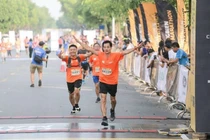 “Cô gái tỷ đô” cùng gần 6.000 vận động viên marathon kêu gọi “không để nhựa thành rác” tại Hà Nội