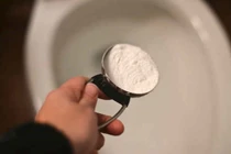 Làm sạch bồn cầu với baking soda