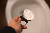 Làm sạch bồn cầu với baking soda