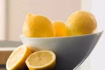 Khó tẩy vết bẩn cứng đầu bằng chanh, giấm