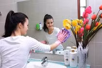 Làm sạch gương bằng nước chè đặc
