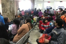 Bệnh viện Hà Nội 'vỡ trận' vì quá đông bệnh nhi xét nghiệm sán lợn