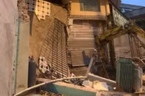 Video: Nhà sập bất ngờ, 5 người thoát nạn