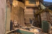 Video: Nhà sập bất ngờ, 5 người thoát nạn