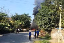 Bốn xe ô tô va chạm liên hoàn, bốc cháy ngùn ngụt