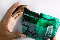 Đào được ngọc lục bảo "khổng lồ" nặng hơn 1kg