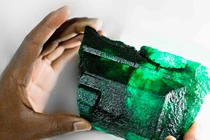 Đào được ngọc lục bảo "khổng lồ" nặng hơn 1kg