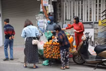 Uống nước cam được vắt sẵn ven đường: Chuyên gia khuyến cáo không an toàn