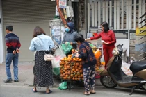 Uống nước cam được vắt sẵn ven đường: Chuyên gia khuyến cáo không an toàn