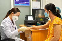 TS.BS Nguyễn Thị Hồng Chuyên, giảng viên Bộ môn Da liễu - Đại học Y Dược TPHCM, Trưởng Đơn vị Da liễu - Thẩm mỹ Da, Bệnh viện Nguyễn Tri Phương (TP HCM) khám và tư vấn các vấn đề về da cho bệnh nhân.