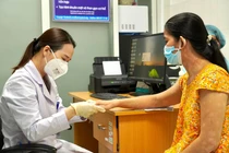 TS.BS Nguyễn Thị Hồng Chuyên, giảng viên Bộ môn Da liễu - Đại học Y Dược TPHCM, Trưởng Đơn vị Da liễu - Thẩm mỹ Da, Bệnh viện Nguyễn Tri Phương (TP HCM) khám và tư vấn các vấn đề về da cho bệnh nhân.