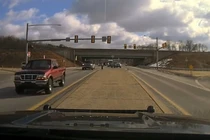 Rơi bánh xe trên cao tốc trúng vào xe cảnh sát