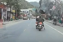 Đang cùng đi, nữ tài xế tạt đầu xe làm đồng đội ngã sõng soài