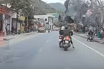 Đang cùng đi, nữ tài xế tạt đầu xe làm đồng đội ngã sõng soài