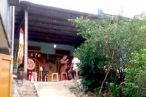 Ngôi nhà nơi xảy ra vụ tai nạn nghi ngạt khí làm cháu chết, bà và mẹ nguy kịch.