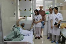 Cứu sống bệnh nhân người nước ngoài hôn mê sâu nằm bên lề đường