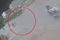 Video: Học sinh đi xe máy bị tông ngang xe do sang đường bất cẩn