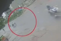 Video: Học sinh đi xe máy bị tông ngang xe do sang đường bất cẩn
