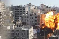 Không quân Israel tiếp tục dồn dập không kích Dải Gaza