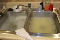 Thông bồn rửa bát bằng baking soda