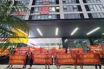 Hà Nội: Cư dân căng băng rôn vì mua chung cư 'kẹt' địa giới giữa hai quận