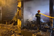 Hiện trường vụ cháy phòng trà làm 6 người chết