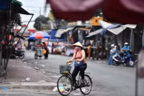 Người bán cơm trước cổng Bệnh viện Nhi đồng 1 nhiễm nCoV