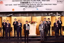 Ông Nguyễn Anh Tuấn, Chủ tịch Hội đồng thành viên Công ty TNHH quản lý khách sạn T&T và đại diện Công ty Syskan trao biên bản hợp tác tư vấn xây dựng - quản lý - vận hành bệnh viện - nhà dưỡng lão chất lượng cao.