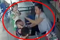 Trẻ ăn không kịp nuốt, bị cô giáo mầm non đánh liên tiếp vào đầu, mặt