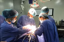 Mặt méo, mắt nhắm không kín sau mổ u