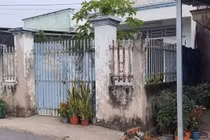 Căn nhà có cổng rào, nơi cháu A. sinh sống.