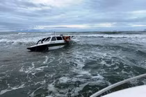  Thuyền trưởng quay lại ca nô lật, lấy thiết bị "rất quan trọng" 