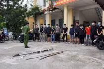 Nhóm thanh niên tham gia hỗn chiến bị công an bắt giữ.