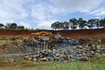 Xe múc đang đào, đục khoét đá tại khu vực mỏ thôn 13, xã Đắk Wer, huyện Đắk R'Lấp