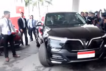 Thủ tướng Malaysia lái thử xe Vinfast