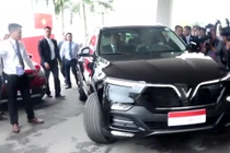 Thủ tướng Malaysia lái thử xe Vinfast