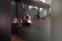 Video nhân viên khách sạn Grand Plaza ở Hà Nội đuổi người trú giông lốc