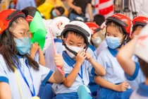 Phát động chương trình trao tặng mũ bảo hiểm cho học sinh lớp Một toàn quốc năm học 2020 - 2021