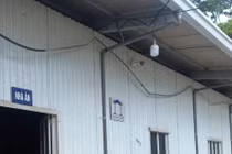 Phun hóa chất khử khuẩn nhà ăn bán trú của Trường PTDTBT-THCS Mường Lý (Mường Lát, Thanh Hóa).