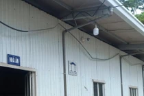 Phun hóa chất khử khuẩn nhà ăn bán trú của Trường PTDTBT-THCS Mường Lý (Mường Lát, Thanh Hóa).