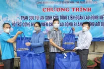 Liên đoàn Lao động TPHCM tổ chức chương trình trao 300 "Túi an sinh của công đoàn" cho người lao động bị ảnh hưởng dịch Covid-19.