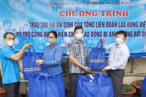 Liên đoàn Lao động TPHCM tổ chức chương trình trao 300 "Túi an sinh của công đoàn" cho người lao động bị ảnh hưởng dịch Covid-19.