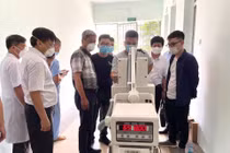 150 y, bác sĩ phục vụ trung tâm hồi sức tích cực Covid-19 tại Bắc Giang