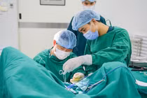 Vết mổ chảy mủ tiết dịch suốt gần 3 năm