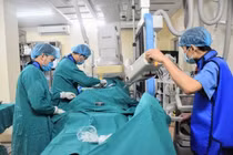 Lò xo kim loại nút phình động mạch não