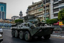 Myanmar: Xe bọc thép xuất hiện, Đại sứ quán Mỹ cảnh báo
