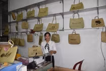 Máy in laser khắc chữ lên giỏ bàng