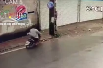 Khoảnh khắc thanh niên sắp đâm trực diện vào cột điện (ảnh cắt từ clip).