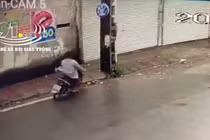 Khoảnh khắc thanh niên sắp đâm trực diện vào cột điện (ảnh cắt từ clip).