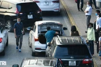 Sợ bị "cấm cửa", nhiều tài xế từ chối chở khách đến/đi từ sân bay Nội Bài
